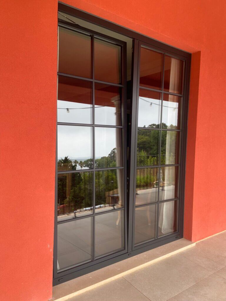 Janela Cinzenta Escuro Casa vermelha