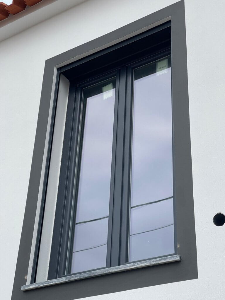 Janela PCV cinza sunblinds