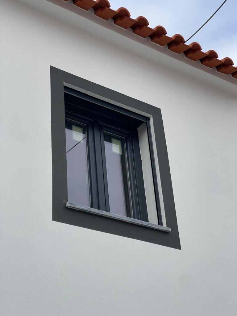 Janela PCV cinza sunblinds