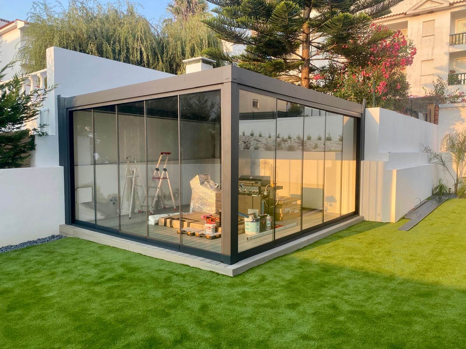 Pergola com cortina de vidro, cortina de vidro fechada em maior detalhe