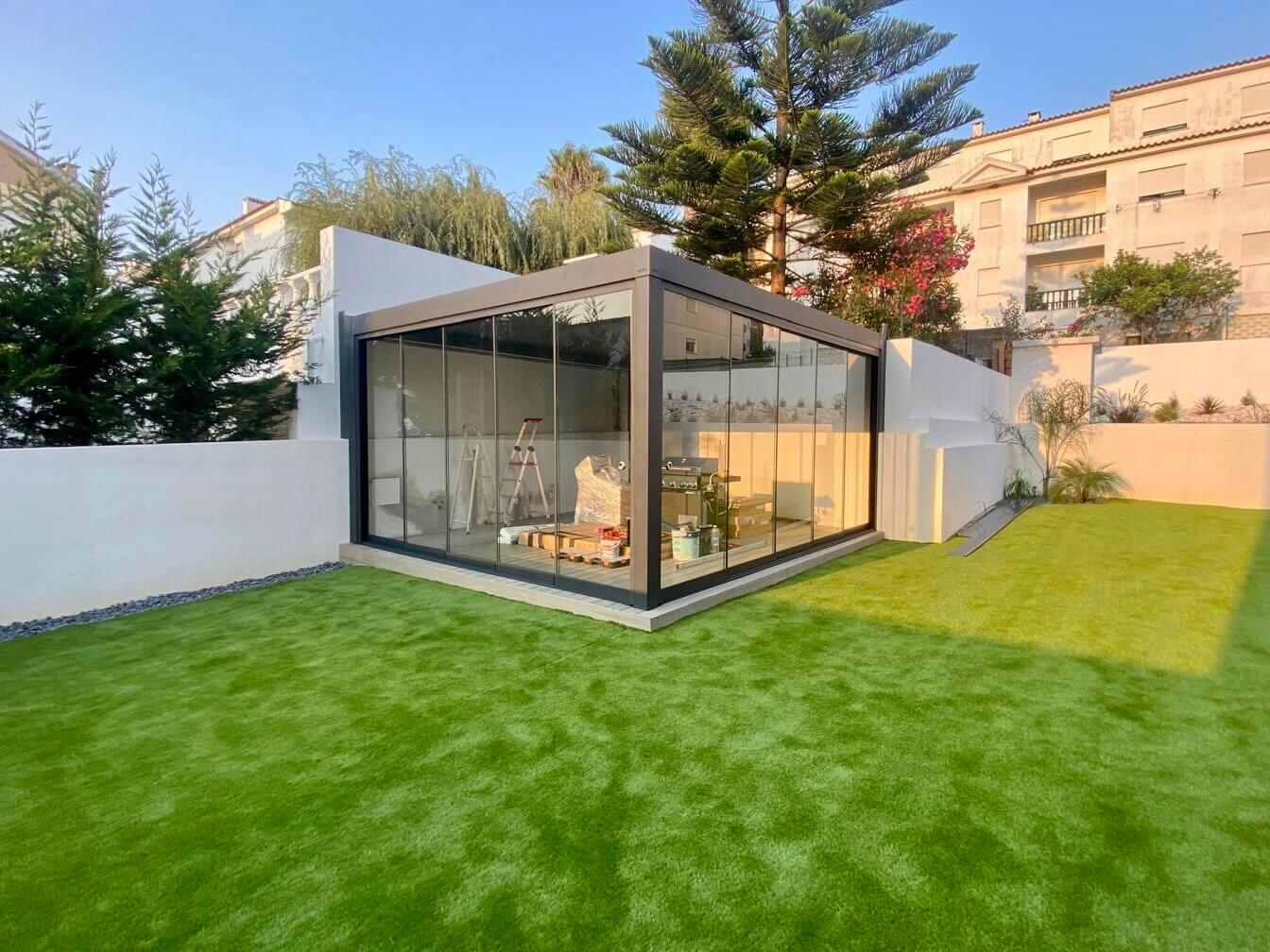 Pergola com cortina de vidro, zoom out