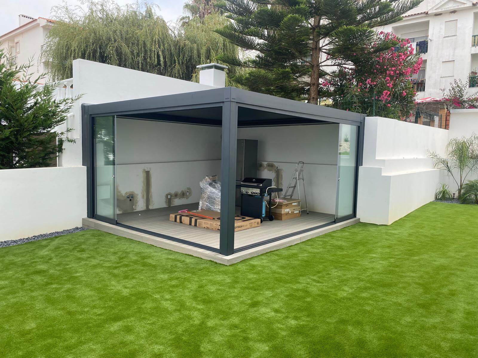 Pergola com cortina de vidro aberta